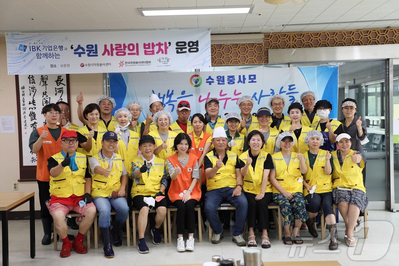 본문 이미지 - 수원시자원봉사센터와 수원중사모는 26일 오전 보훈원을 방문해 국가유공자를 대상으로 짜장면 봉사를 실시했다.(수원시자원봉사센터 제공)