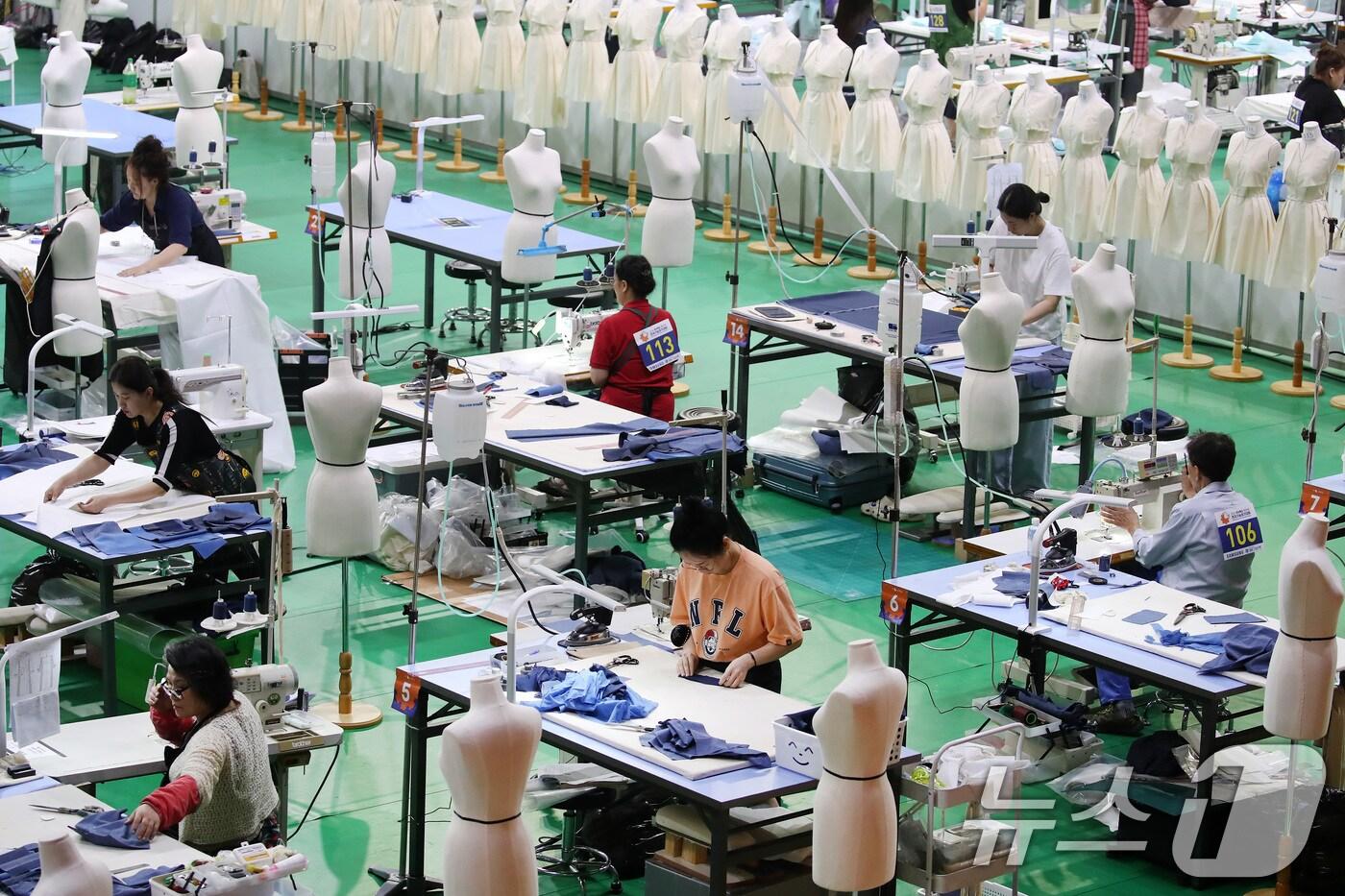 경북 구미 박정희체육관에서 열린 '제59회 전국기능경기대회' 의상디자인 직종에 출전한 선수들이 주어진 과제를 수행하고 있다. 전ⓒ News1 공정식 기자