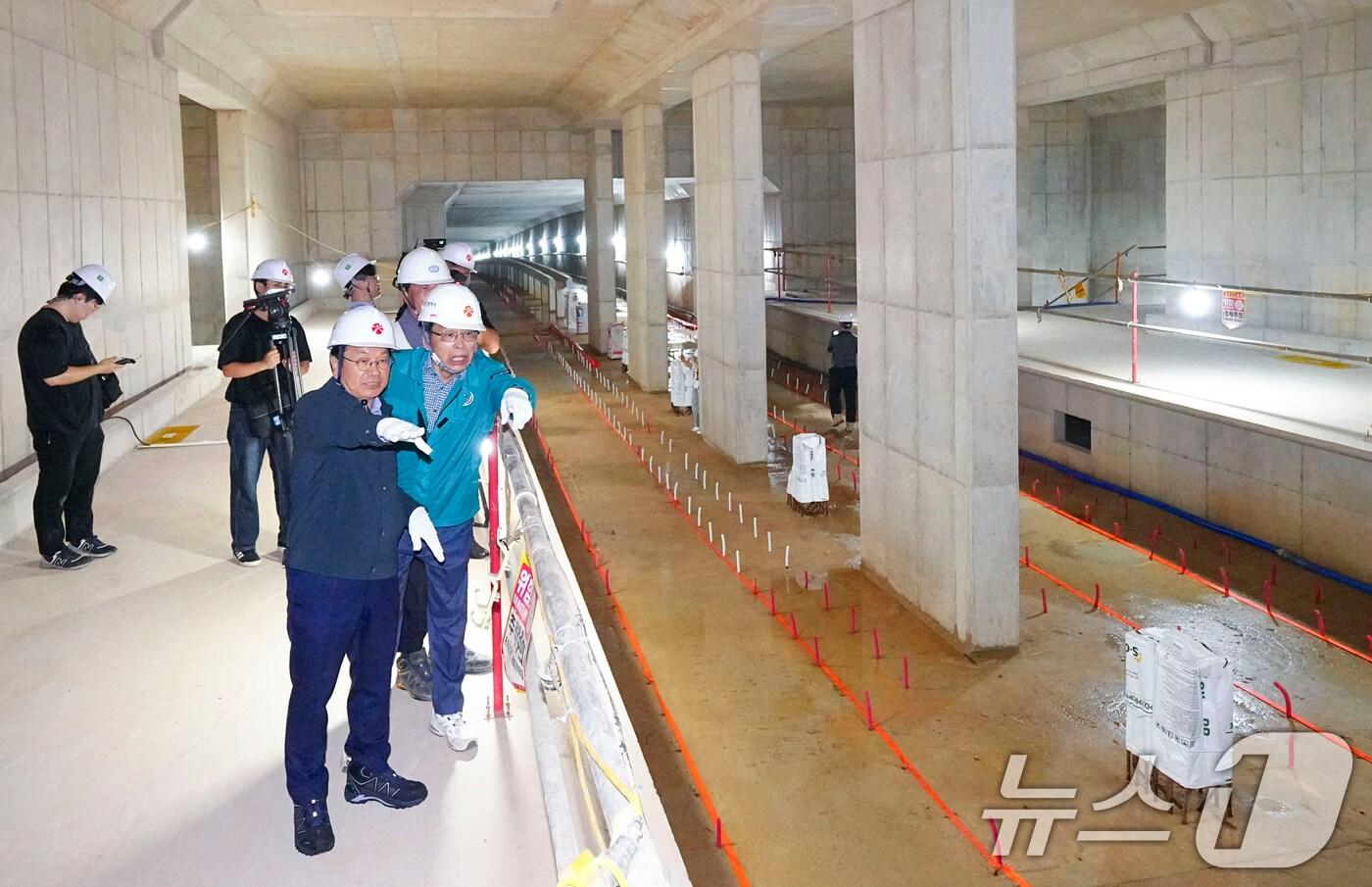 강기정 광주시장이 26일 오전 서구 풍암동 월드컵경기장 인근 도시철도 2호선 207정거장을 방문해 사업현장을 점검하고 있다.(광주시 제공)2024.8.26/뉴스1 