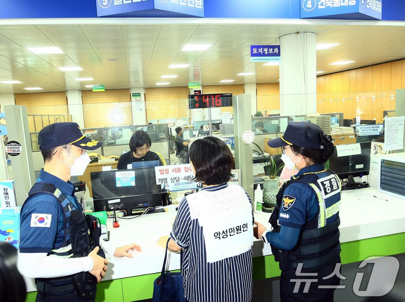 본문 이미지 - 26일 광주 북구청 민원실에서 북구청 직원과 용봉지구대원이 악성민원인 폭언 폭행 등 특이민원 발생 대비한 모의훈련을 실시하고 있다. 2024.8.26/뉴스1 ⓒ News1 박지현 기자