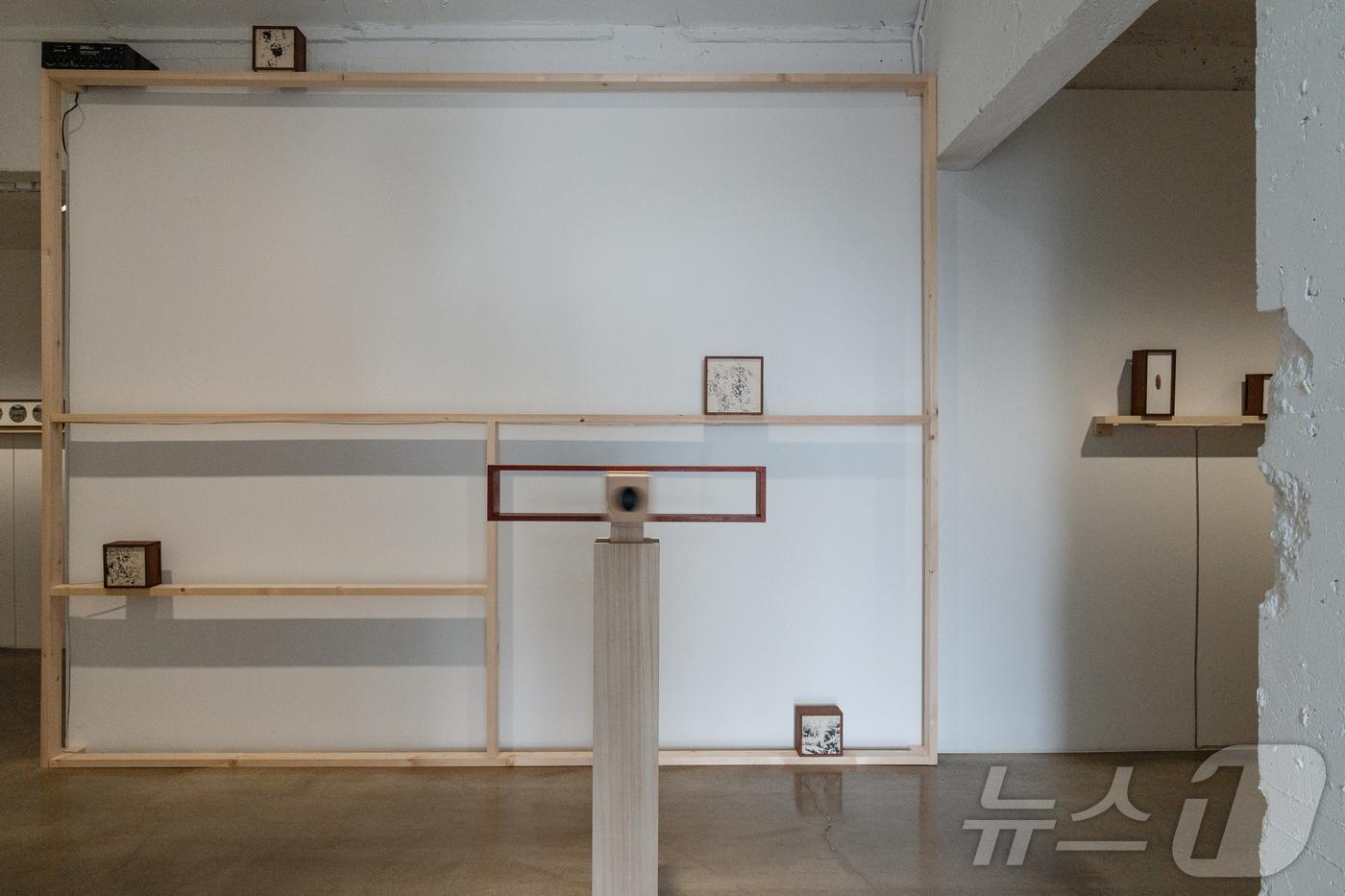 김준 개인전 &#39;감각의 저장&#39; 전경. 백아트 제공.