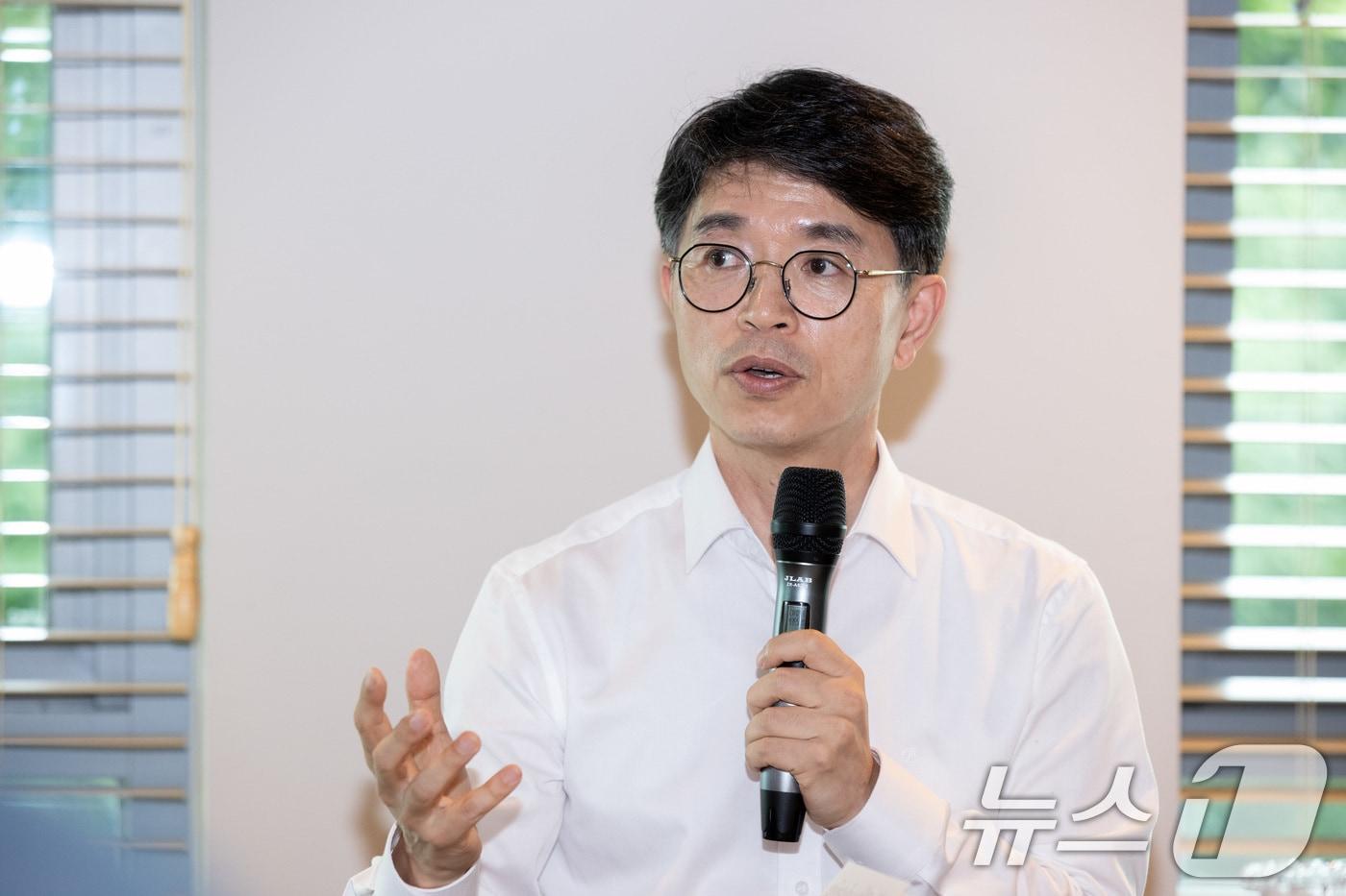 본문 이미지 - 김완섭 환경부 장관이 서울 은평구 한국환경산업기술원에서 기후위기 대응을 위한 전문가 간담회를 하고 있다. (환경부 제공) 