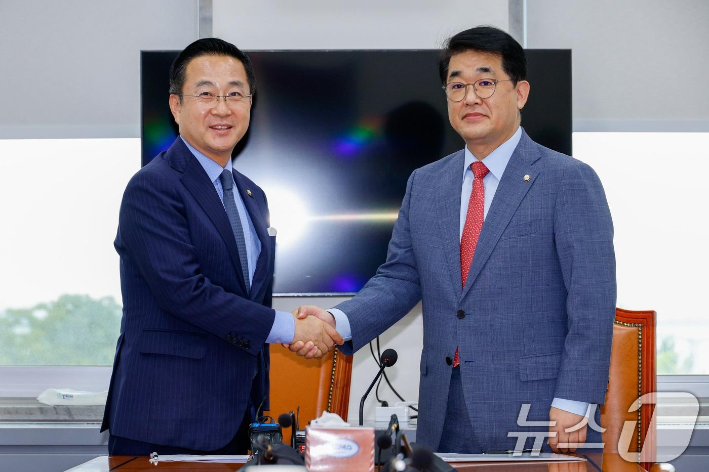 더불어민주당 박성준(왼쪽), 국민의힘 배준영 원내수석부대표가 26일 오후 서울 여의도 국회에서 여야 정기국회 일정 관련 합의사항을 발표하기 전 악수하고 있다. 여야는 내달 2일 개회식, 4~5일 교섭단체 대표연설, 9~12일 대정부질문에 이어 10월 7일부터 25일 국정감사를 실시하기로 합의했다. 2024.8.26/뉴스1 ⓒ News1 안은나 기자