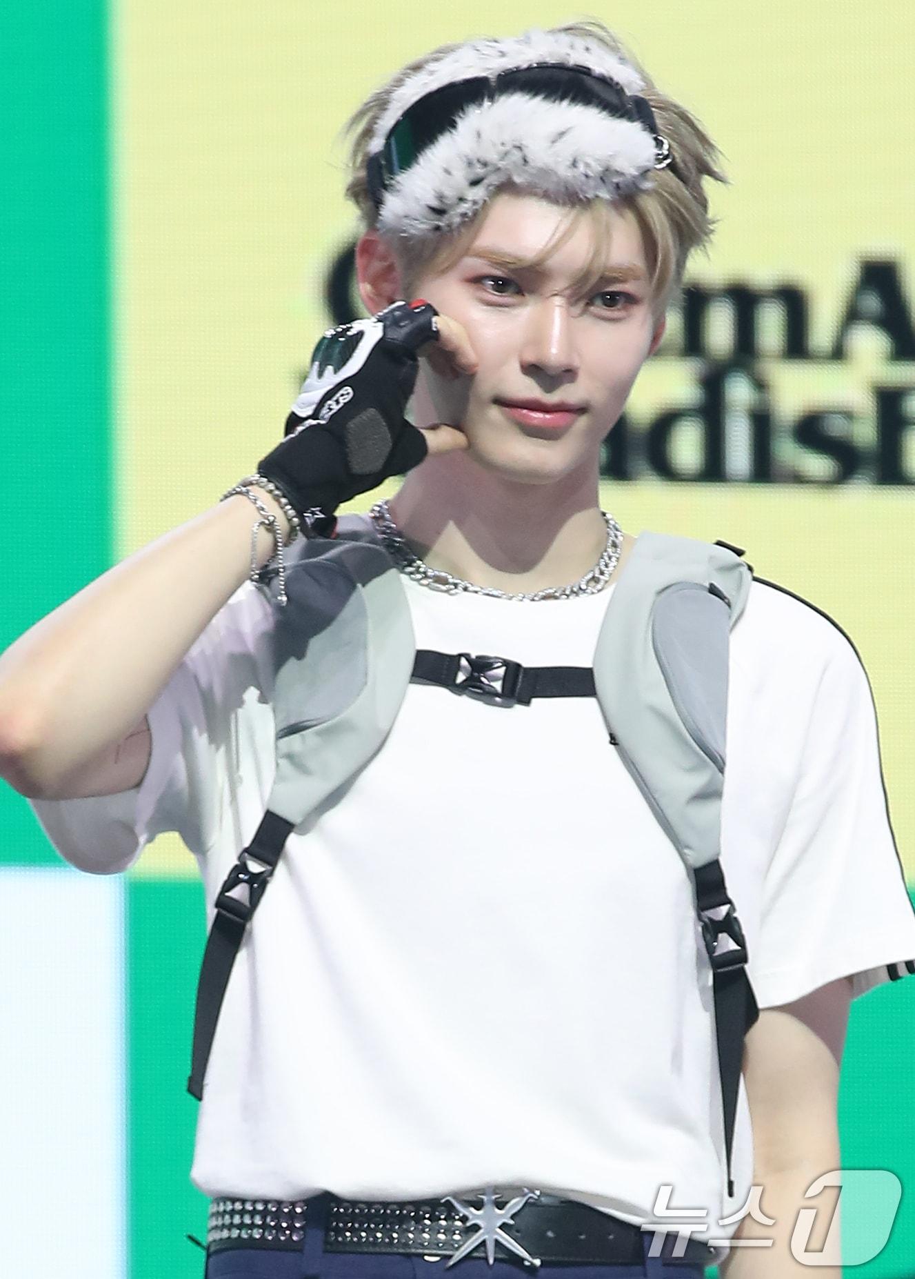 본문 이미지 - 그룹 제로베이스원의 성한빈이 26일 오후 서울 용산구 한남동 블루스퀘어에서 열린 네 번째 미니앨범 'CINEMA PARADISE' 발매 기념 쇼케이스에 참석해 옅은 미소를 짓고 있다. 2024.8.26/뉴스1 ⓒ News1 권현진 기자