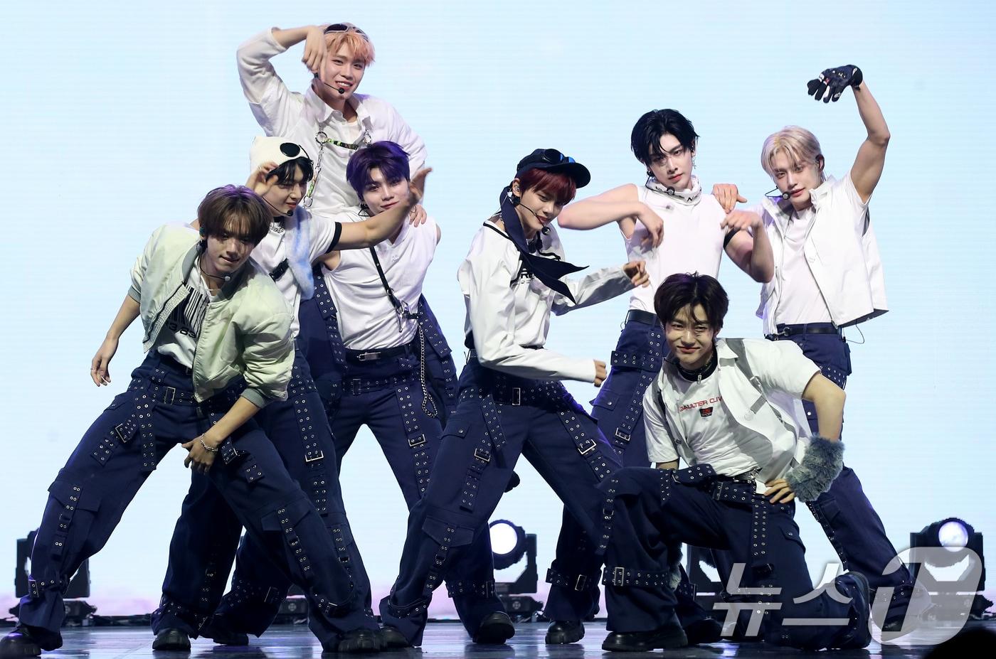 그룹 제로베이스원이 26일 오후 서울 용산구 한남동 블루스퀘어에서 열린 네 번째 미니앨범 'CINEMA PARADISE' 발매 기념 쇼케이스에 참석해 타이틀 곡 ‘굿 소 배드’를 무대를 선보이고 있다. 2024.8.26/뉴스1 ⓒ News1 권현진 기자