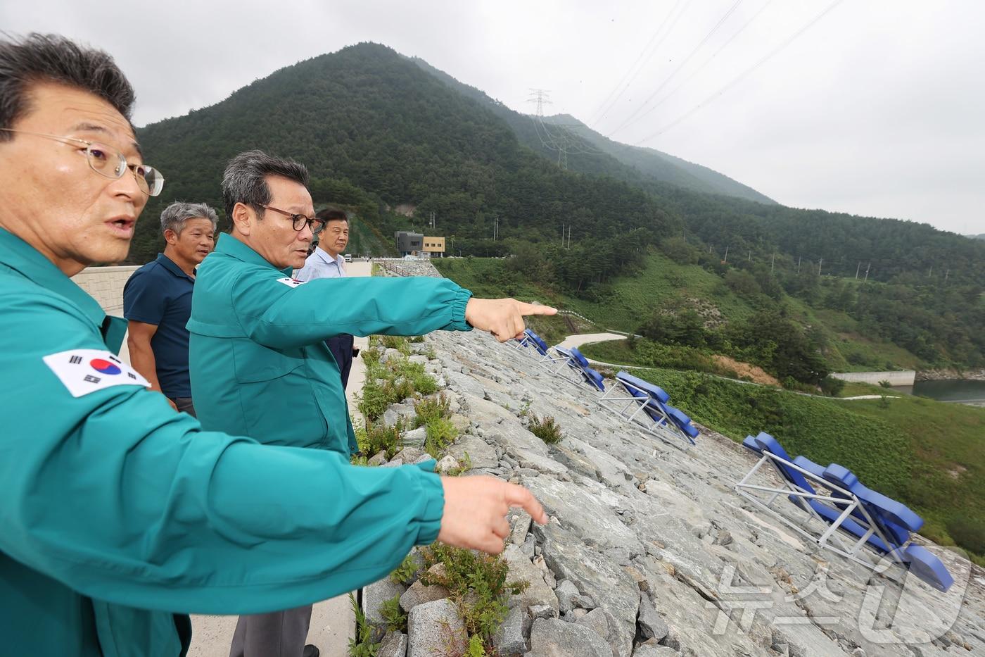 김홍규 강릉시장이 26일 낮은 저수율을 보이고 있는 오봉저수지를 찾아 관계자들로부터 상황을 보고 받고 있다. 강릉지역 취수원인 오봉저수지는 올 여름 적은 강수량과 폭염 때문에 저수율이 이날 현재 29%까지 떨어졌다.(강릉시 제공) 2024.8.26/뉴스1 ⓒ News1 윤왕근 기자