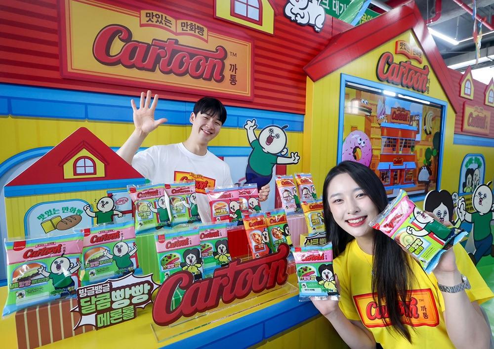 본문 이미지 - 지난 19일 서울 강남구 엠포리아 빌딩 '빵빵이와 옥지의 만물상' 팝업스토어에서 까통 프로젝트 론칭을 기념해 모델들이 '빵빵이의 일상' 협업 신제품을 들고 기념사진을 찍고 있다.(SPC삼립 제공)