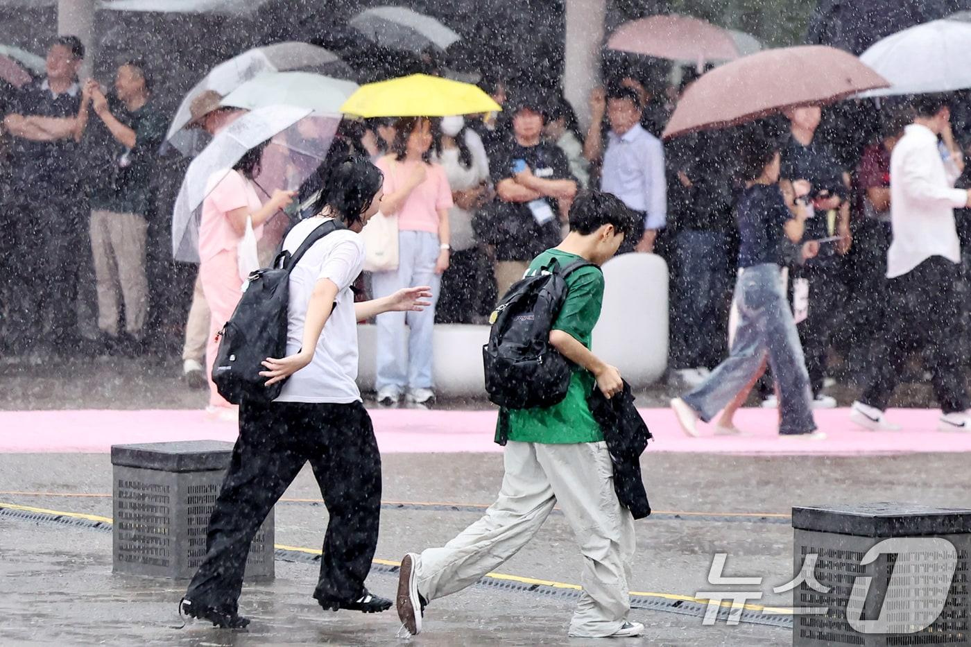 우산을 미처 챙기지 못한 시민들이 소나기를 맞으며 걸음을 재촉하고 있다.(사진은 기사 내용과 무관함) / 뉴스1 ⓒ News1