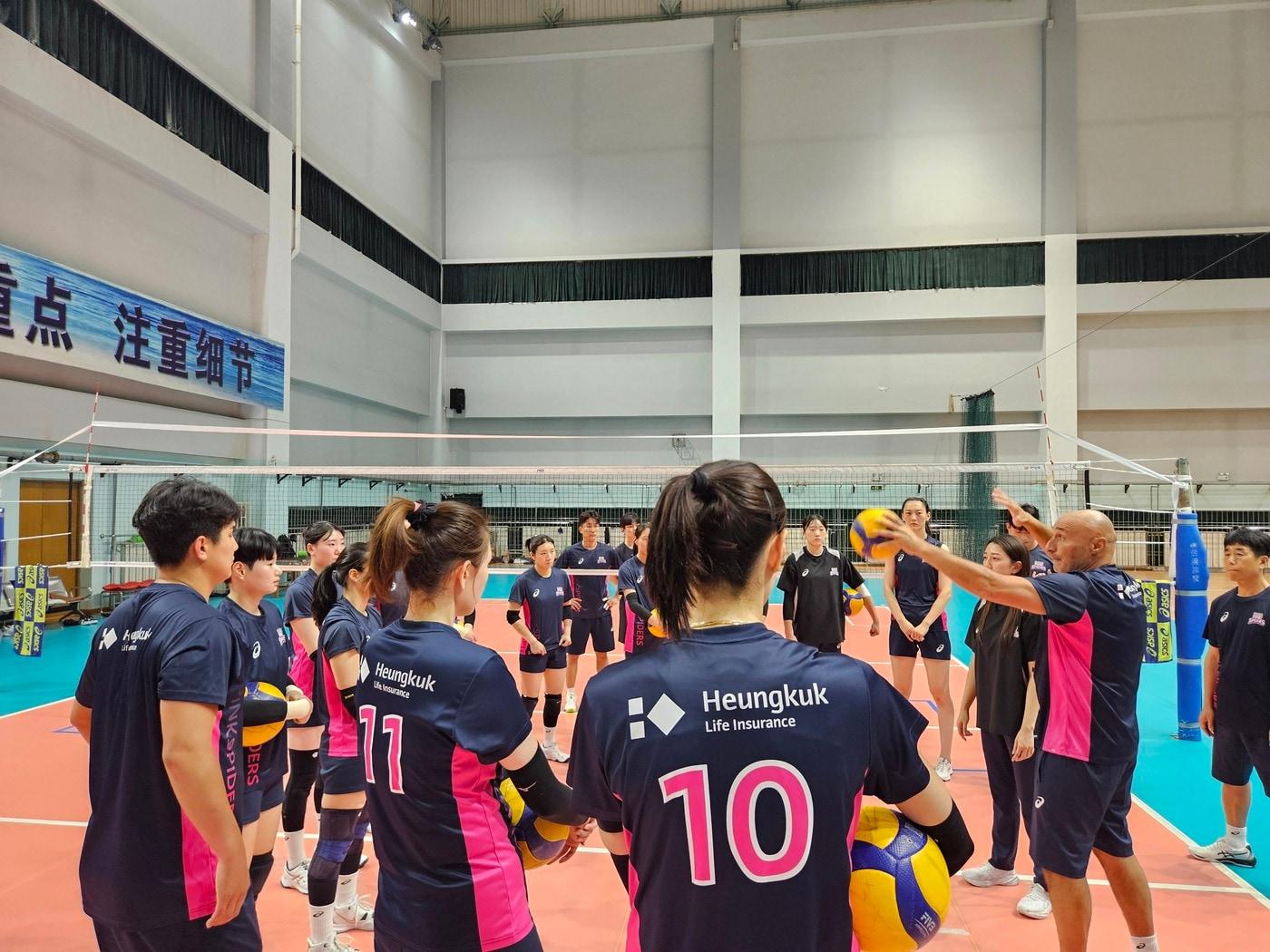 본문 이미지 - 아본단자 흥국생명 감독이 26일 팀 훈련에서 선수들을 지도하고 있다 (흥국생명 배구단 제공)