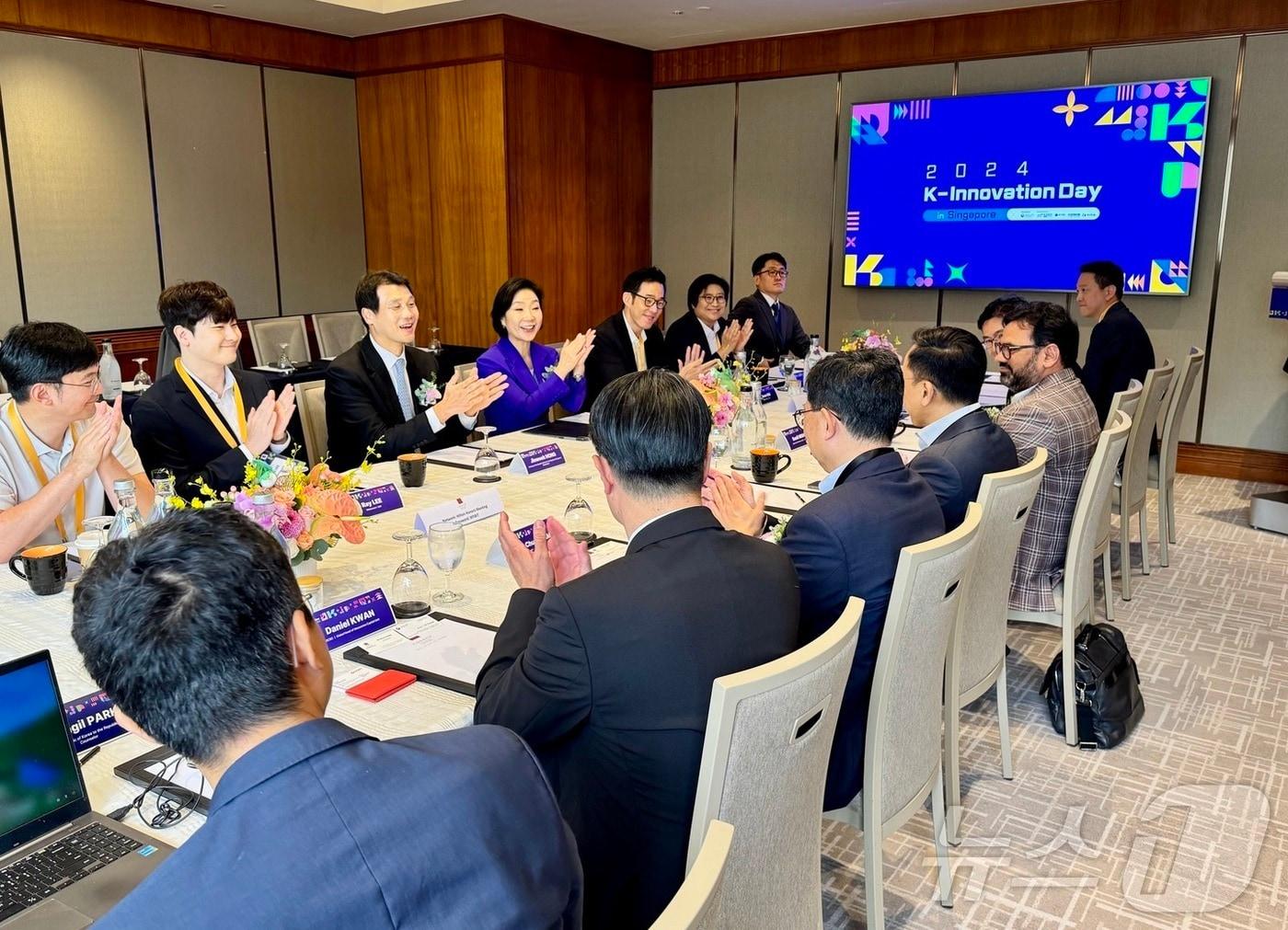 본문 이미지 - 오영주 장관은 26일 싱가포르 콘래드 싱가포르 오차드 호텔에서 '한국 스타트업과 현지 벤처캐피탈(VC) 간담회'를 개최했다. ⓒ News1 이민주 기자