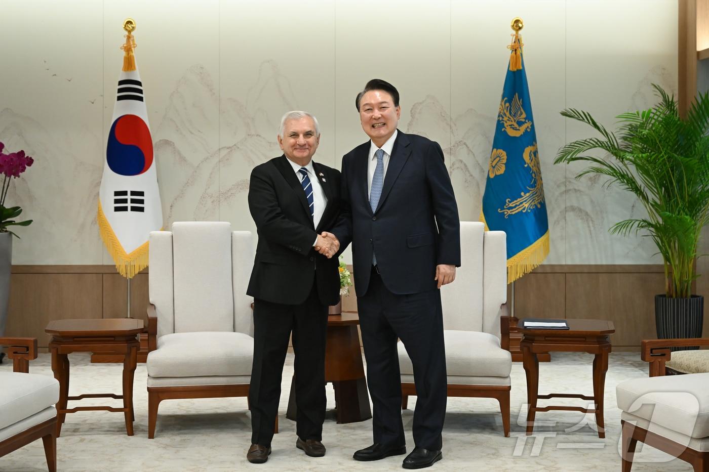 윤석열 대통령이 26일 서울 용산 대통령실 청사에서 잭 리드 미국 상원 군사위원장을 접견하고 있다. (대통령실 제공) 2024.8.26/뉴스1 ⓒ News1 송원영 기자