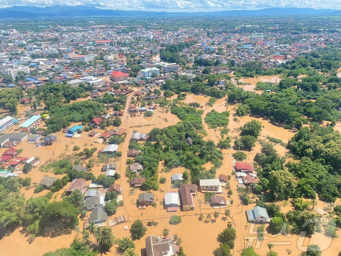 본문 이미지 - 24일(현지시간) 태국 프래주(州)에서 홍수가 발생해 주택들이 흙탕물에 침수됐다. 정부는 26일 기준 홍수 피해로 총 22명이 숨졌다고 발표했다. 2024.08.24/ ⓒ 로이터=뉴스1 ⓒ News1 권진영 기자