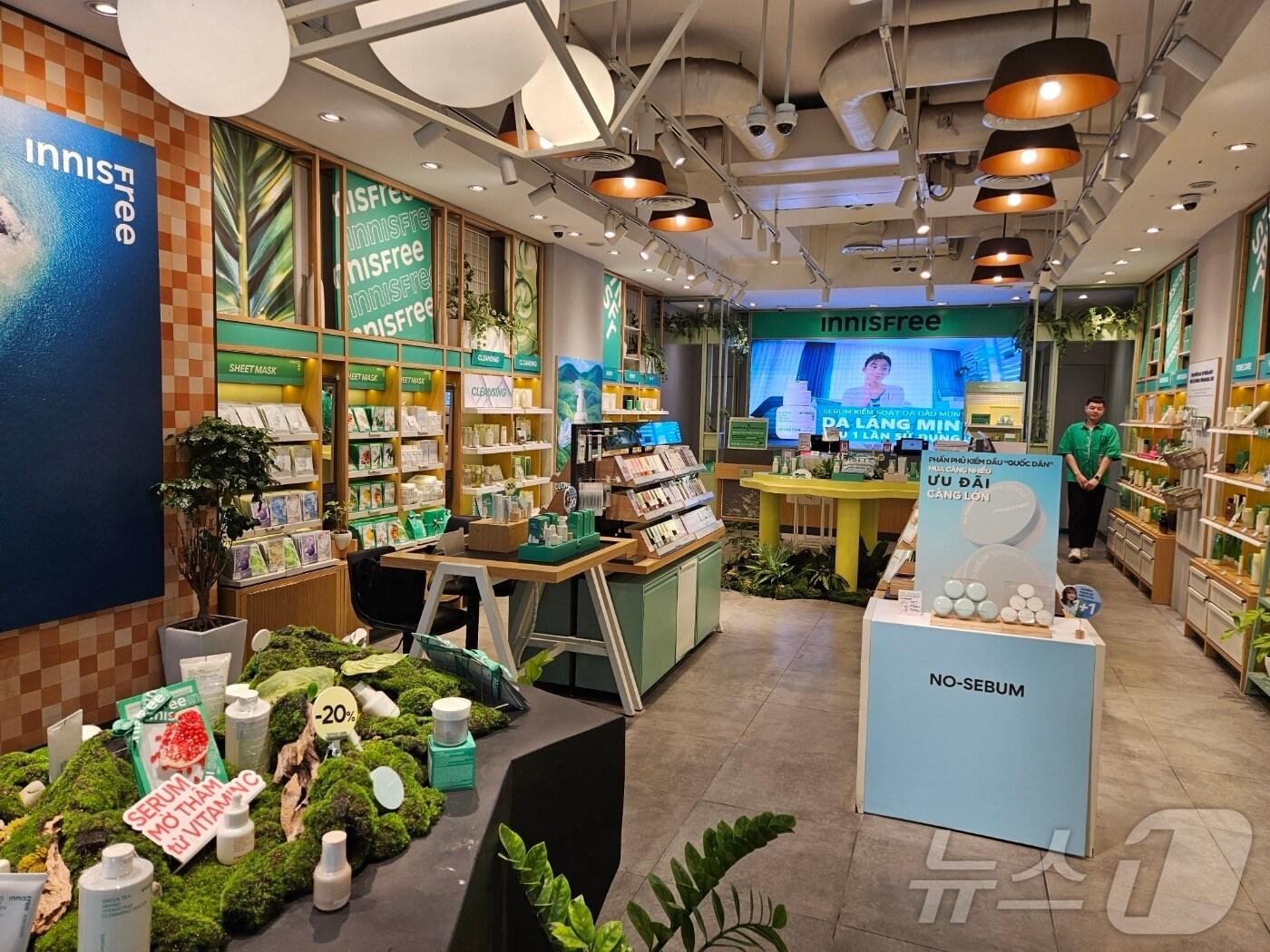 본문 이미지 - 베트남 호찌민 소재 이니스프리 1호점 매장 모습.ⓒ 뉴스1/김진희 기자.