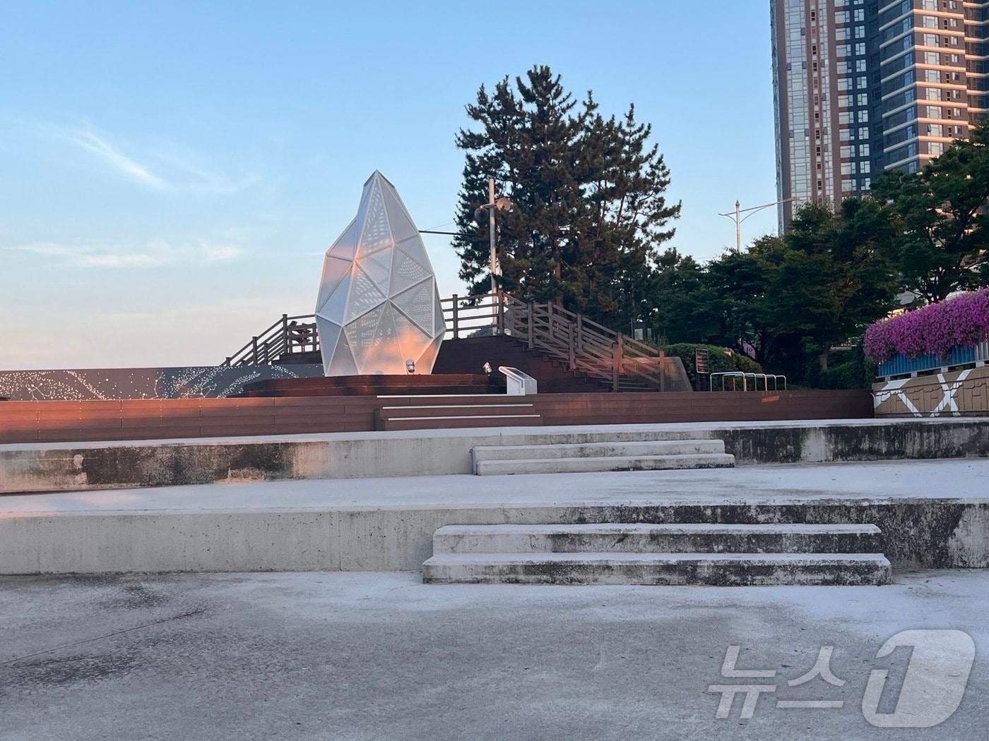 본문 이미지 - 26일 오후 7시쯤 부산 남구 용호동 해안먹거리 타운이 비어있다.2024.08.26/ⓒ News1 장광일 기자