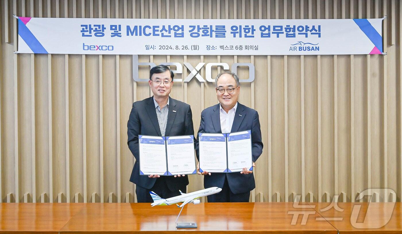 26일 부산 벡스코에서 두성국 에어부산 대표&#40;왼쪽&#41;와 손수득 벡스코 대표가 업무협약을 체결하고 기념촬영을 하고 있다.&#40;에어부산 제공&#41;
