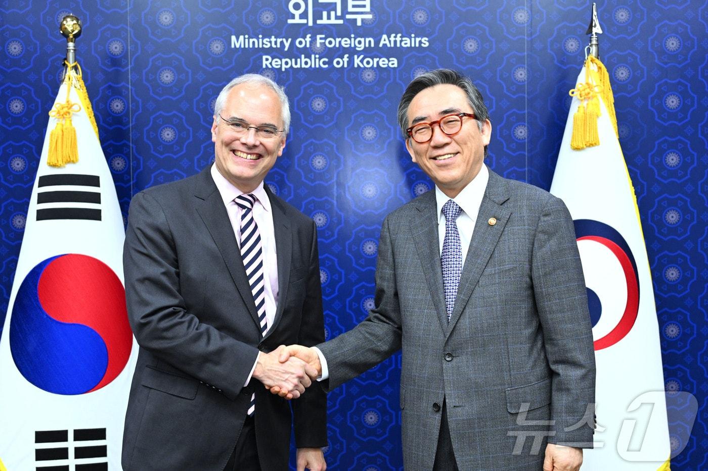 조태열 외교부 장관이 26일 방한 중인 리차드 해쳇 감염병혁신연합(CEPI) 대표를 면담하고 한국 바이오 기업과 투자 협력 방안에 대해 논의했다. 