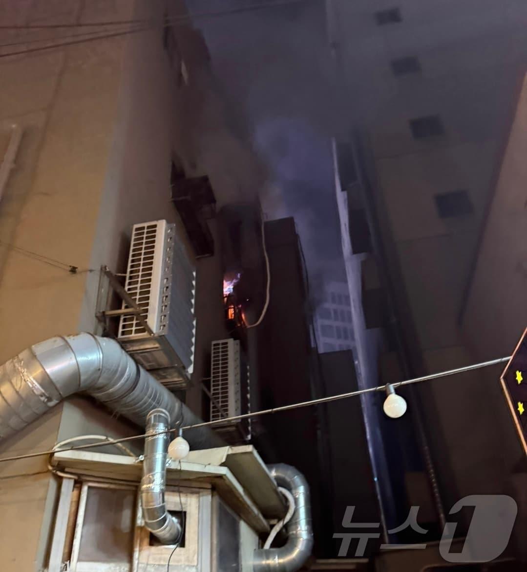 본문 이미지 - 27일 밤 12시 18분쯤 부산 사하구 하단동 화재현장.(부산소방재난본부 제공)