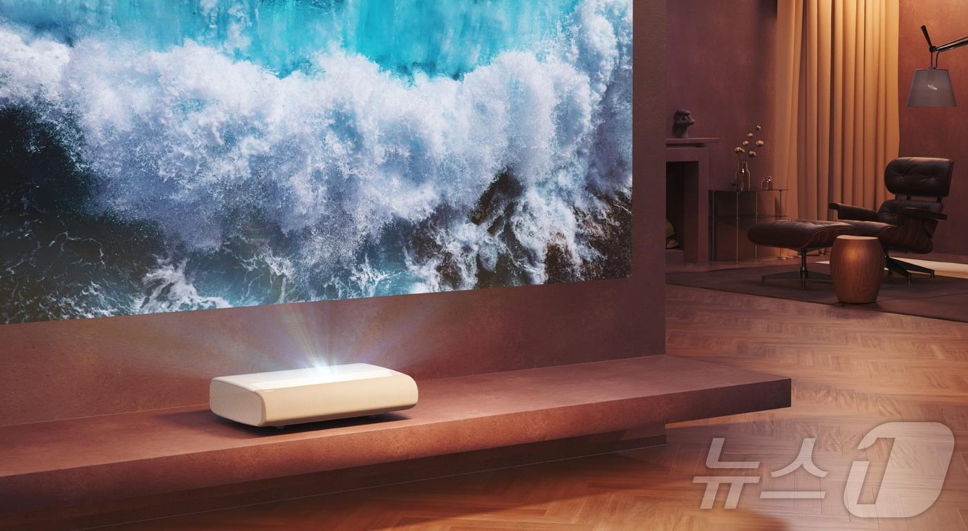 삼성전자는 오는 9월 1일 2024년형 프리미엄 가정용 프로젝터 '더 프리미어' 2종을 출시한다고 27일 밝혔다. 사진은 '더 프리미어 9'.