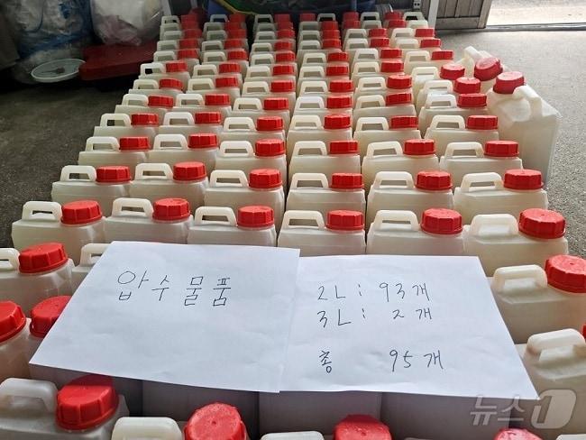 본문 이미지 - 압수한 재첩국.(사천해경 제공)
