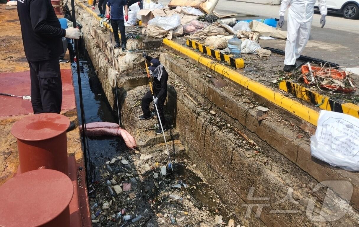 본문 이미지 - 전남 여수해양경찰서는 국동항 인근 해상에 무단 배출된 폐유에 대해 방제작업을 벌이고 있다.(여수해경 제공)2024.8.27/뉴스1