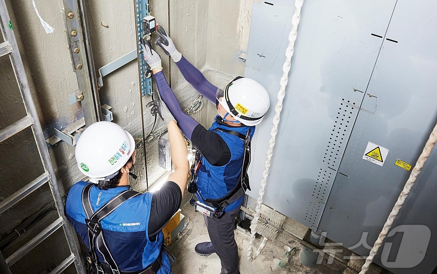 본문 이미지 -  27일 현대엘리베이터가 폭염 장기화에 따라 전국 승강기 설치 현장 안전관리를 강화한다고 밝혔다.(현대엘리베이터 제공)2024.8.27/뉴스1