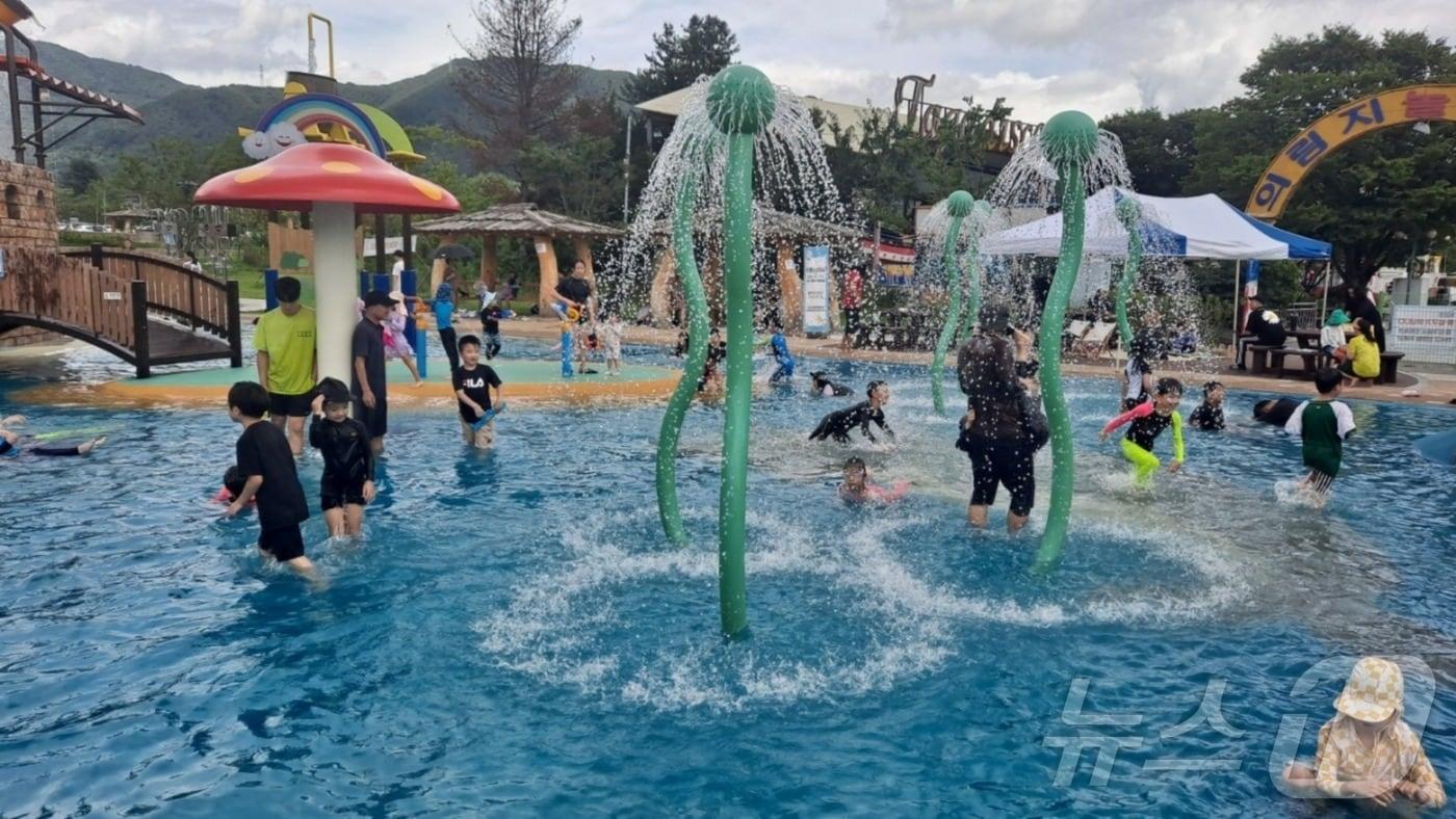 본문 이미지 - 제천 의림지수리공원물놀이장.2024.8.27/뉴스1