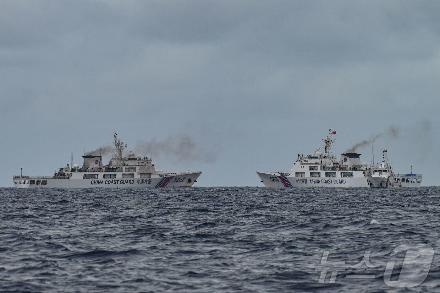중국 해경선과 필리핀 해경선이 26일 (현지시간) 영유권 분쟁 지역인 남중국해 사비나 숄에서 충돌 직전의 모습이 보인다. 2024.08.27 ⓒ AFP=뉴스1 ⓒ News1 우동명 기자