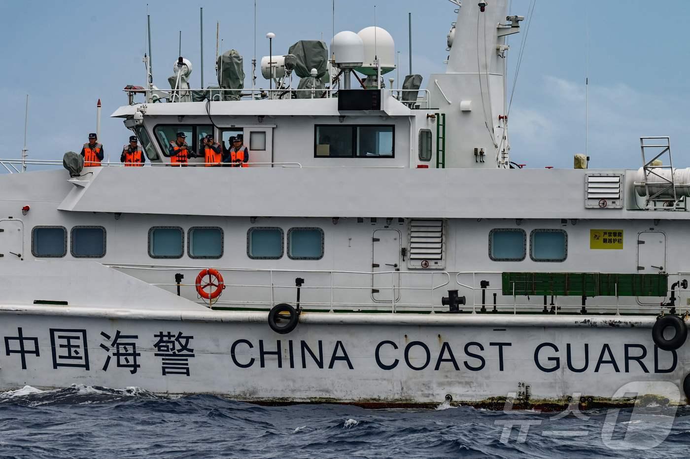 중국 해경선이 26일 (현지시간) 영유권 분쟁 지역인 남중국해 사비나 숄의 필리핀 해경선서 모습이 보이고 있다. 2024.08.27 ⓒ AFP=뉴스1 ⓒ News1 우동명 기자