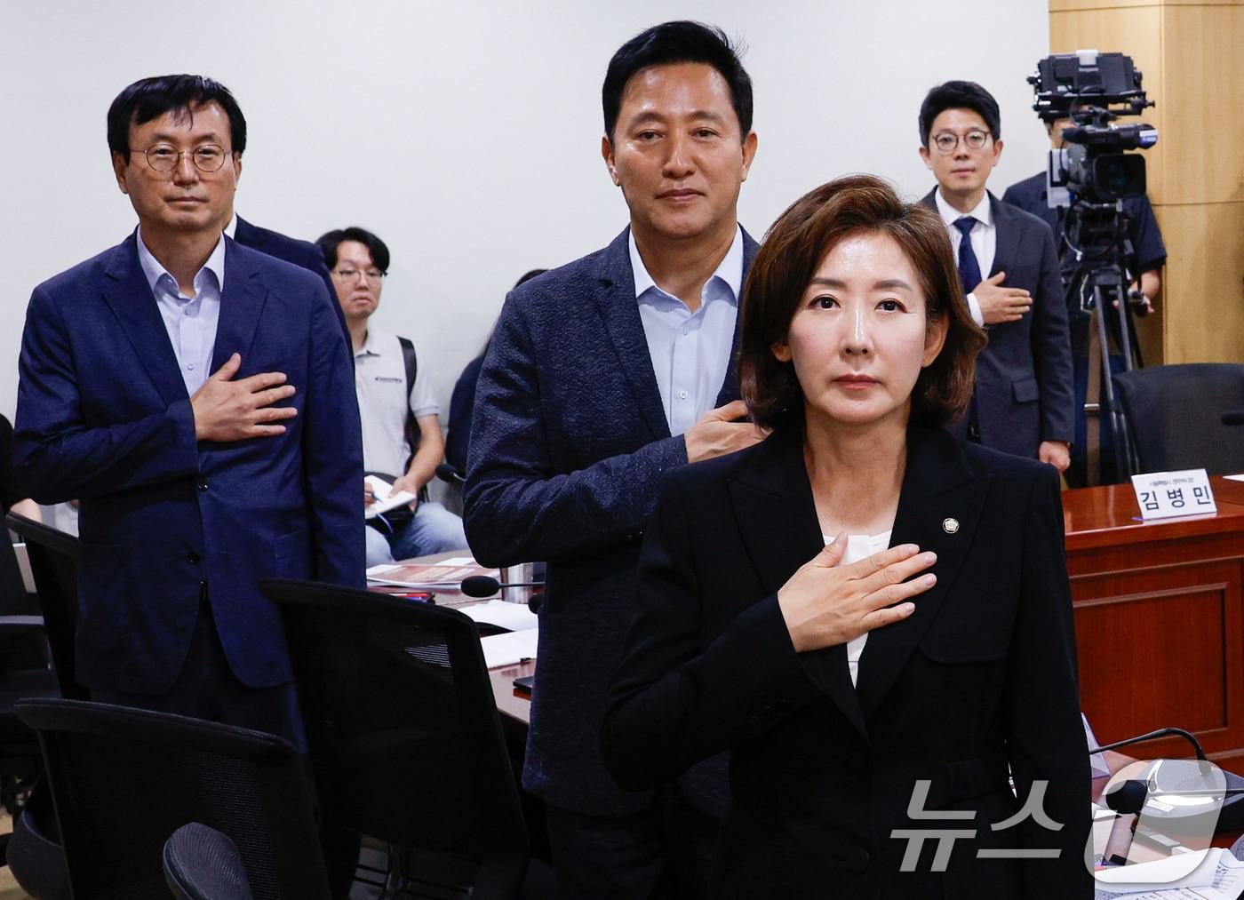 본문 이미지 - 나경원 국민의힘 의원과 오세훈 서울시장이 27일 서울 여의도 국회의원회관에서 열린 '필리핀 가사관리사 임금, 무엇이 문제인가?' 세미나에 참석해 국민의례를 하고 있다. 2024.8.27/뉴스1 ⓒ News1 안은나 기자