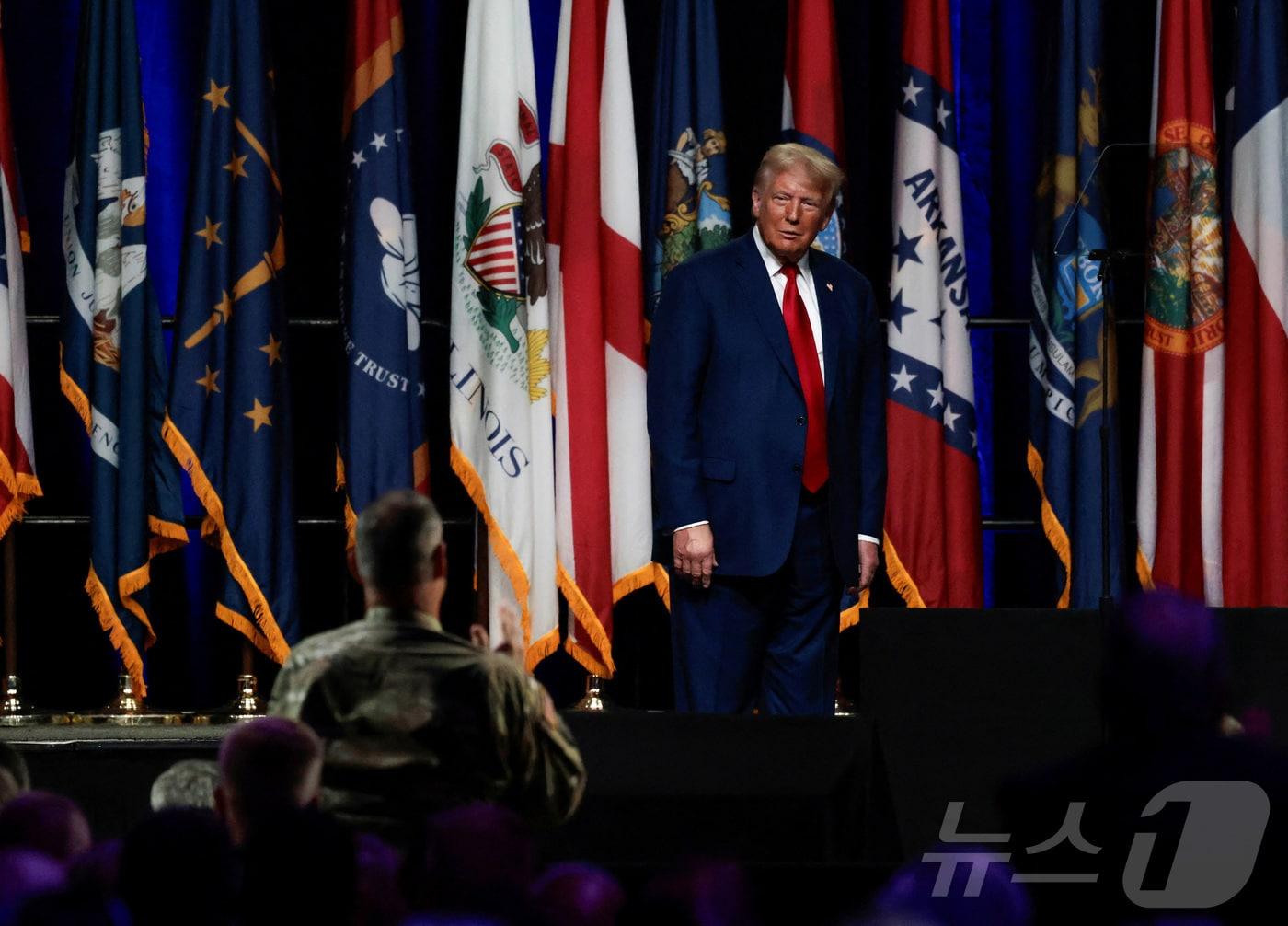 본문 이미지 - 미국 공화당 대선 후보인 도널드 트럼프 전 대통령이 26일 (현지시간) 미시간주 디트로이트에서 열린 국가 방위군 협회(NGAUS) 총회에 참석을 하고 있다. 2024.08.27 ⓒ 로이터=뉴스1 ⓒ News1 우동명 기자