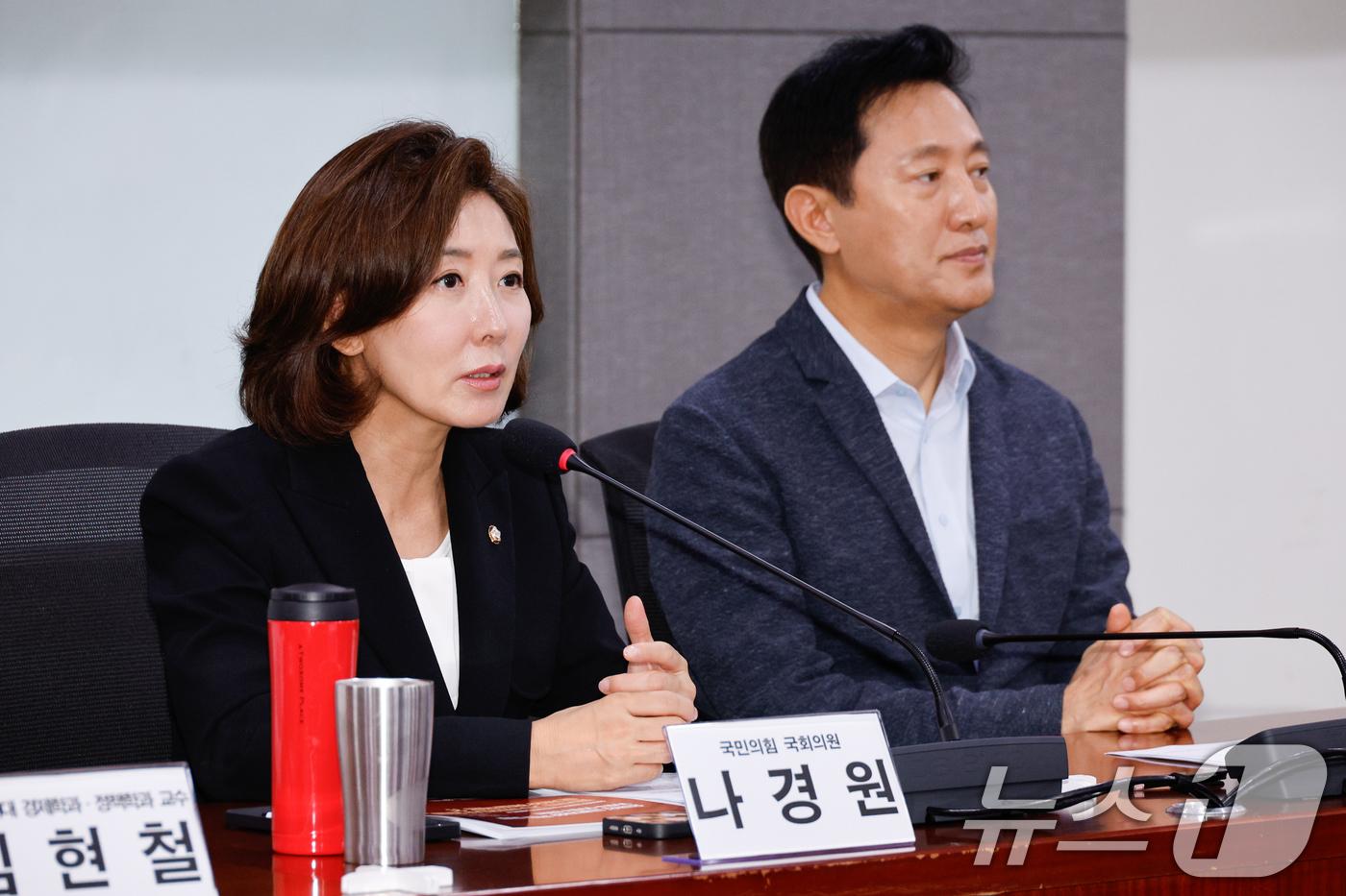 본문 이미지 - 나경원 국민의힘 의원이 27일 서울 여의도 국회의원회관에서 열린 '필리핀 가사관리사 임금, 무엇이 문제인가?' 세미나에 참석해 인사말을 하고 있다. 오른쪽은 오세훈 서울시장. 2024.8.27/뉴스1 ⓒ News1 안은나 기자