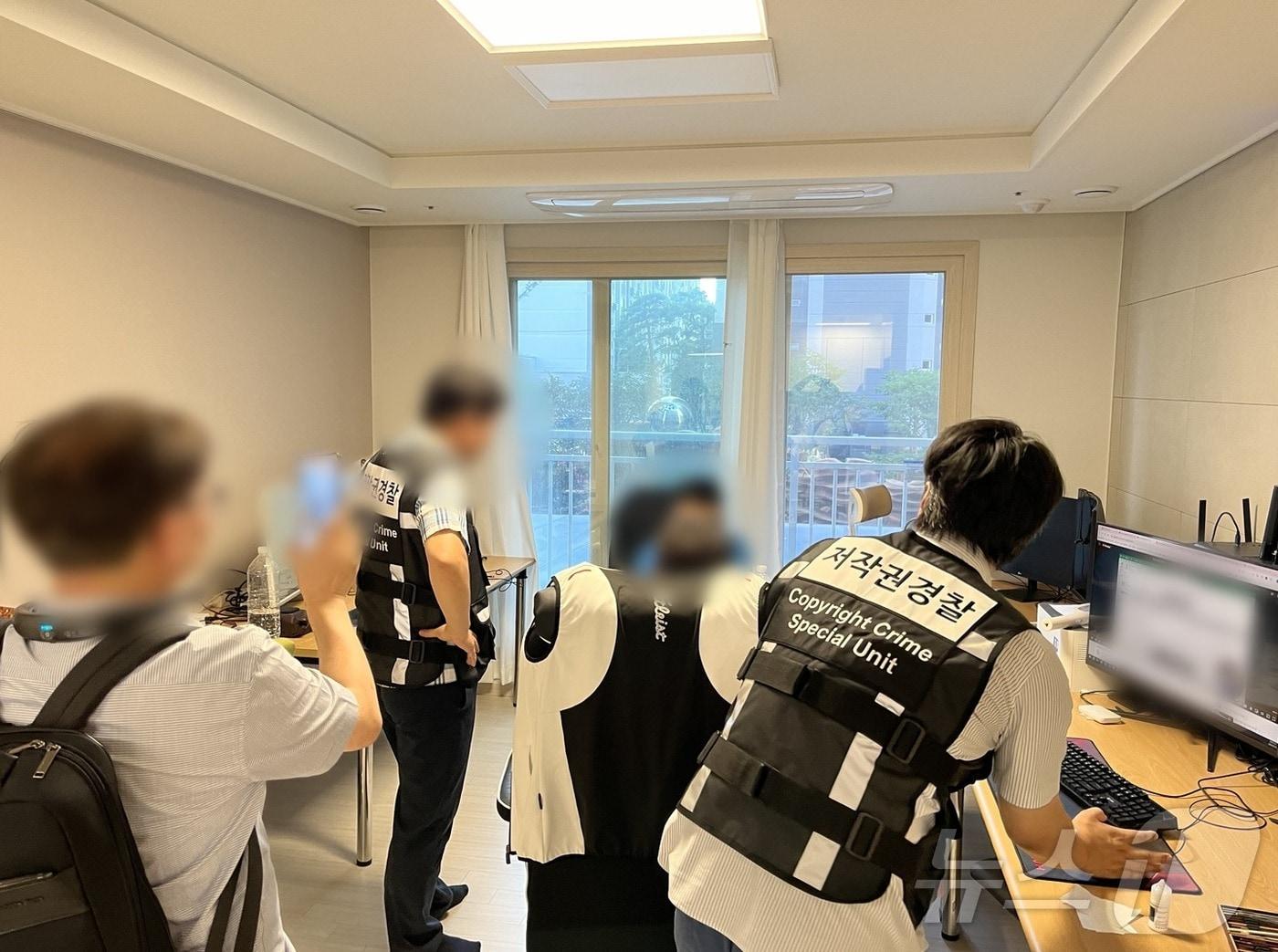 본문 이미지 - 저작권 경찰이 웹소설·웹툰 불법 유통 사이트 '아지툰'의 운영자를 검거해 구속했다. 문체부 제공.