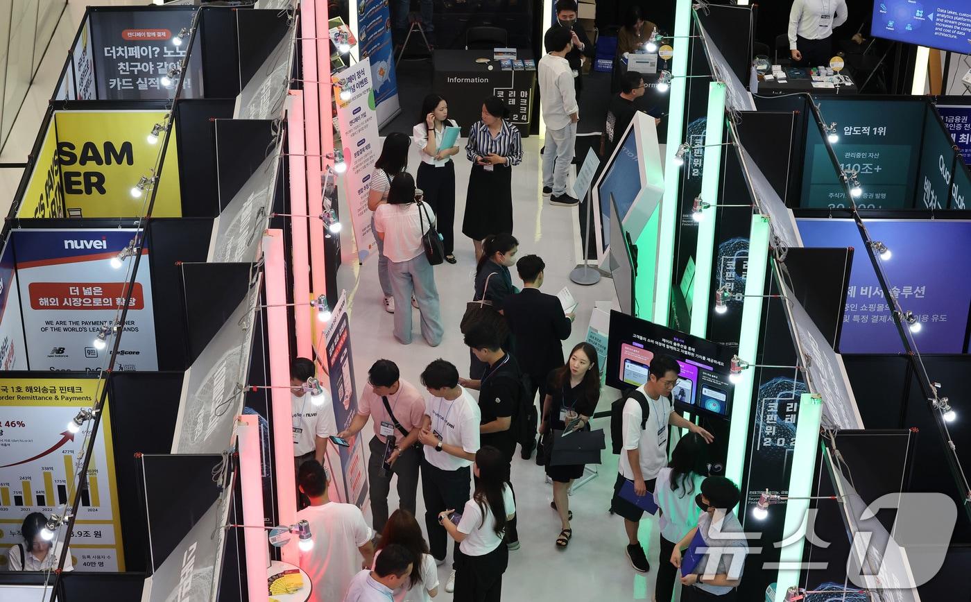 본문 이미지 - 27일 오전 서울 중구 동대문디자인플라자(DDP)에서 열린 '코리아 핀테크 위크 2024'에서 참관객들이 다양한 부스 체험을 하고 있다. 핀테크와 인공지능, 금융의 미래를 열다를 주제로 올해 6회차를 맞이한 이번 행사는 29일까지 진행된다. 2024/8.27/뉴스1 ⓒ News1 이동해 기자