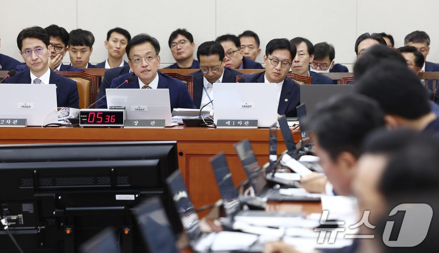 본문 이미지 - 최상목 경제부총리 겸 기획재정부 장관(왼쪽 두번째)이 27일 오전 서울 여의도 국회에서 열린 2023 회계연도 결산 관련 기획재정위원회 전체회의에 의원 질의에 답변하고 있다. 2024.8.27/뉴스1 ⓒ News1 김민지 기자