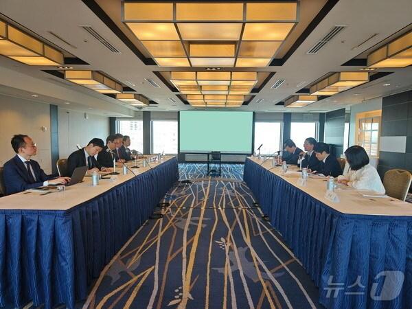 본문 이미지 - 류진쑹 중국 외교부 아주사 사장과 나마즈 히로유시 일본 외무성 아주대양주 국장이 26일 도쿄에서 국장급 협의를 개최했다. &#40;사진출처=중국 외교부&#41;