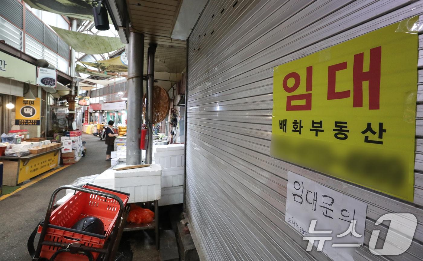 본문 이미지 - 서울의 한 전통시장 내 상점에 임대 안내문이 게시돼 있다.  2024.8.27/뉴스1 ⓒ News1 이승배 기자