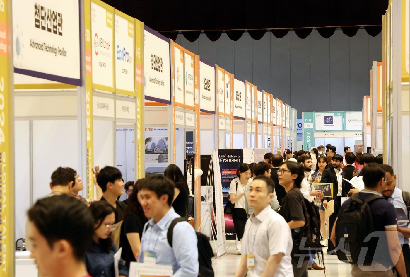 본문 이미지 - 사진은 '글로벌 탤런트 페어'에서 구직자들이 채용정보를 확인하는 모습. ⓒ 뉴스1 김명섭 기자