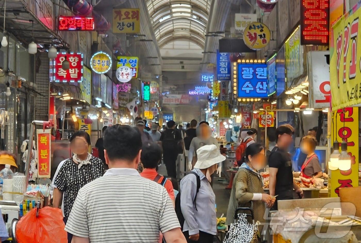 본문 이미지 - 27일 오후 부산 부산진구 부전시장을 찾은 시민들이 장을 보고 있다.2024.8.27 / 뉴스1 ⓒ News1 조아서