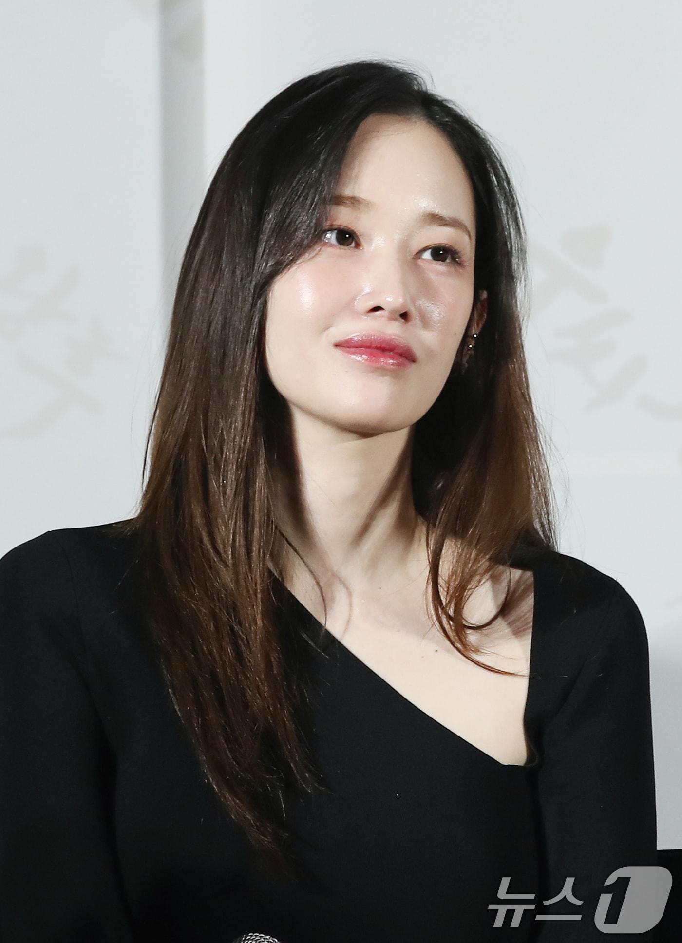 본문 이미지 - 배우 전종서가 27일 서울 용산구 CGV용산아이파크몰에서 열린 티빙 오리지널 시리즈 '우씨왕후' 제작발표회에서 옅은 미소를 짓고 있다. '우씨왕후'는 갑작스러운 왕의 죽음으로 왕위를 노리는 왕자들과 권력을 잡으려는 다섯 부족의 표적이 된 우씨왕후가 24시간 안에 새로운 왕을 세우기 위해 고군분투하는 추격 액션 사극이다. 2024.8.27/뉴스1 ⓒ News1 권현진 기자