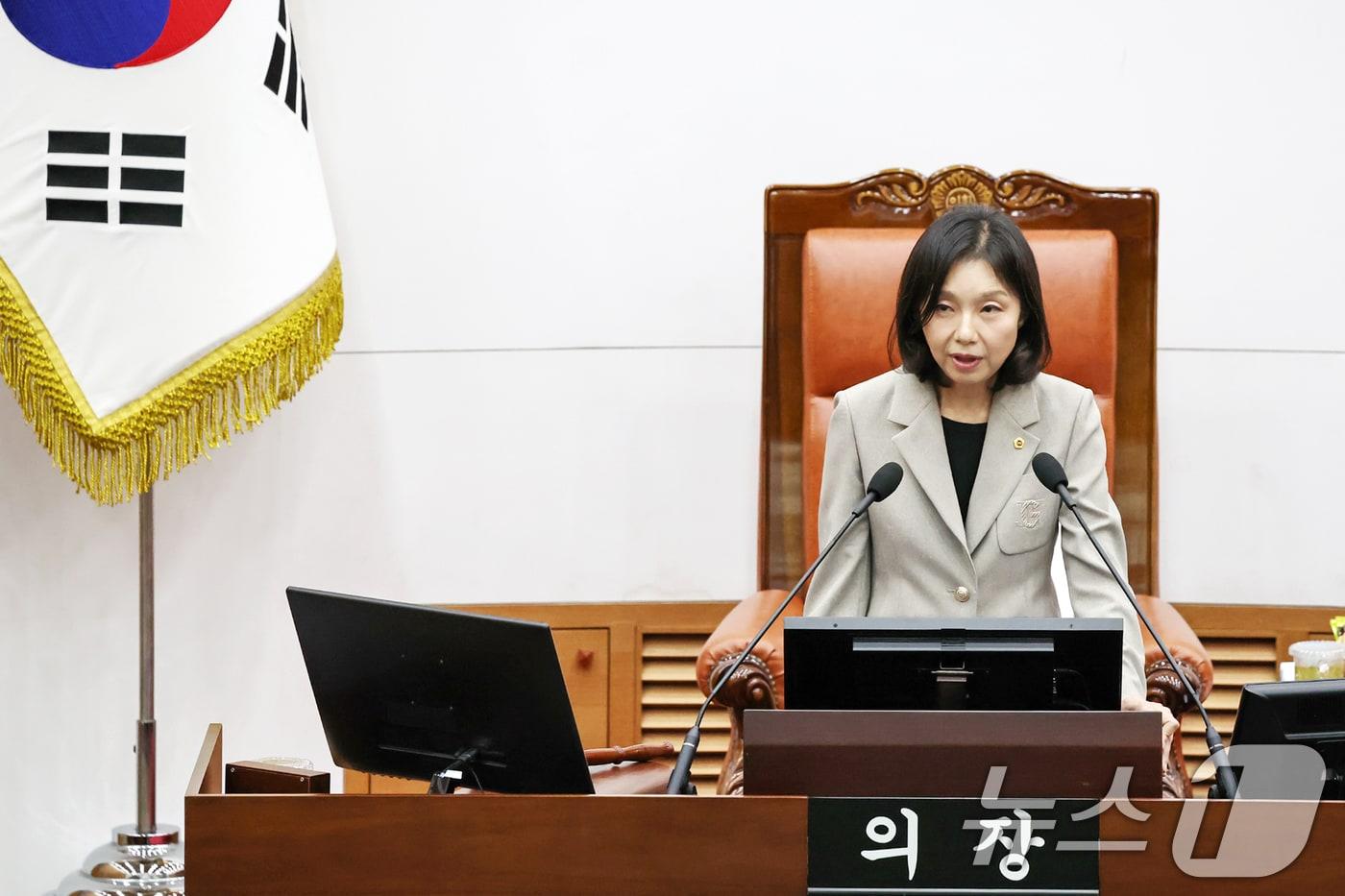 최호정 서울시의회 의장이 27일 오후 서울 중구 서울시의회에서 열린 '제326회 시의회 임시회 본회의'에서 안건을 상정하고 있다. 2024.8.27/뉴스 ⓒ News1 민경석 기자