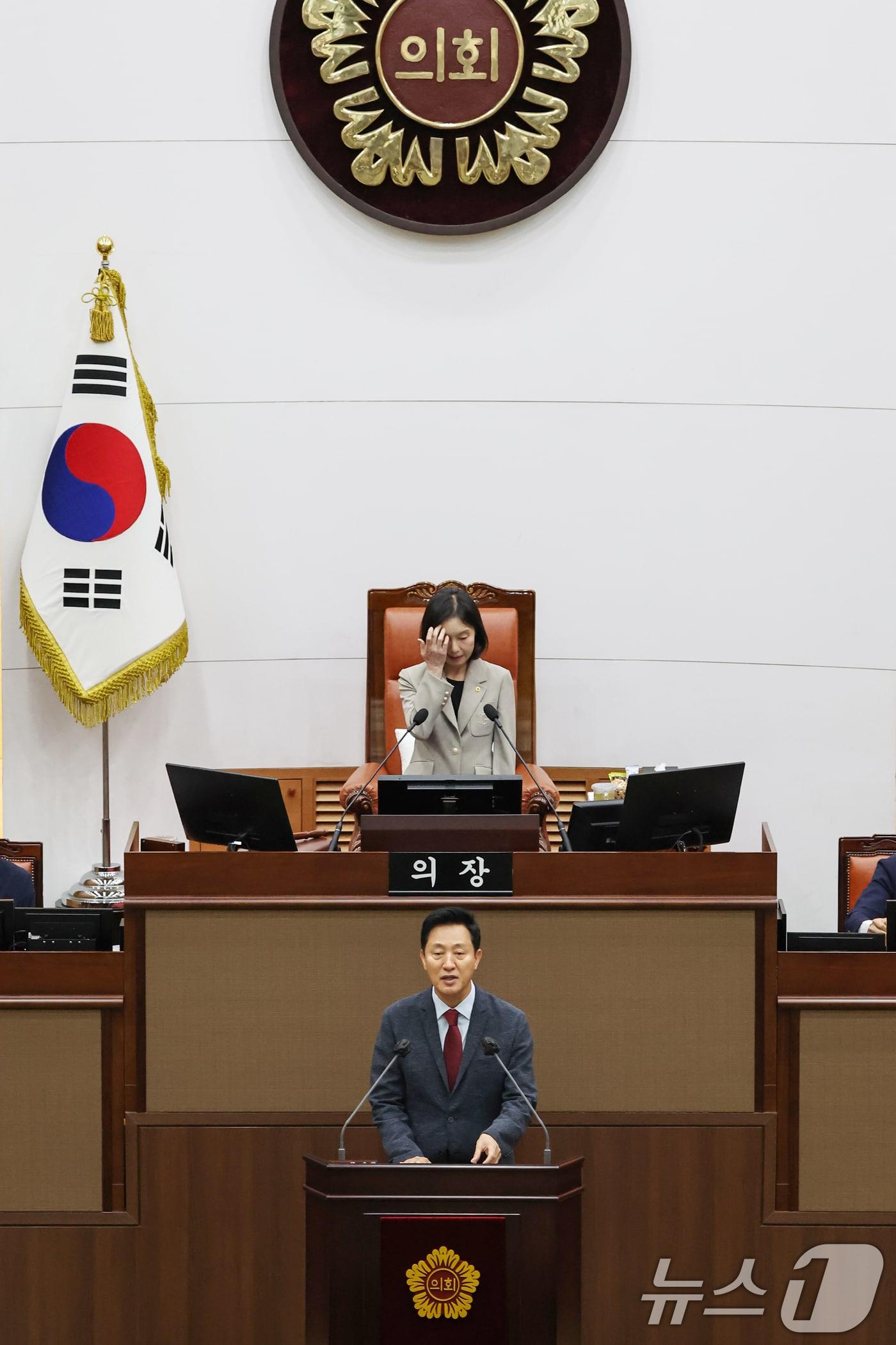 본문 이미지 - 오세훈 서울시장이 27일 오후 서울 중구 서울시의회에서 열린 '제326회 시의회 임시회 본회의'에서 신임 간부를 소개하고 있다. 2024.8.27/뉴스1 ⓒ News1 민경석 기자