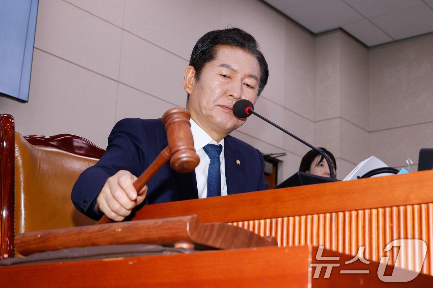 본문 이미지 - 27일 오후 서울 여의도 국회에서 열린 법제사법위원회 3차 전체회의에서 정청래 위원장이 의사봉을 두드리고 있다. 이날 양육 의무를 저버린 부모의 상속권을 배제하는 '구하라법'(민법 개정안)이 통과됐다. 2024.8.27/뉴스1 ⓒ News1 안은나 기자