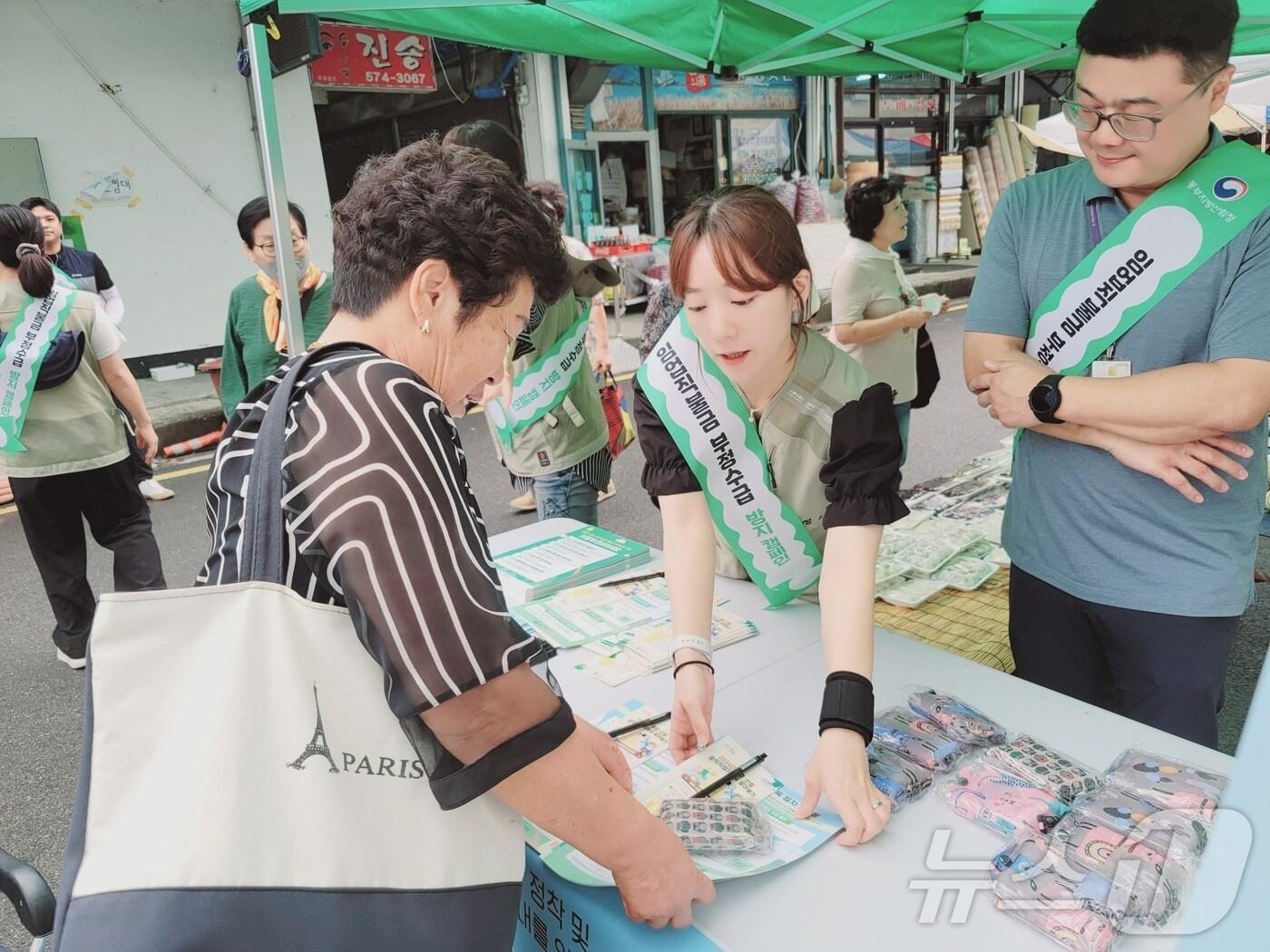 본문 이미지 - 27일 강원 삼척시 중앙시장 일대에서 동부지방신림청 주관으로 실시된 임업직불제 홍보 캠페인.(동부지방산림청 제공) 2024.8.27/뉴스1