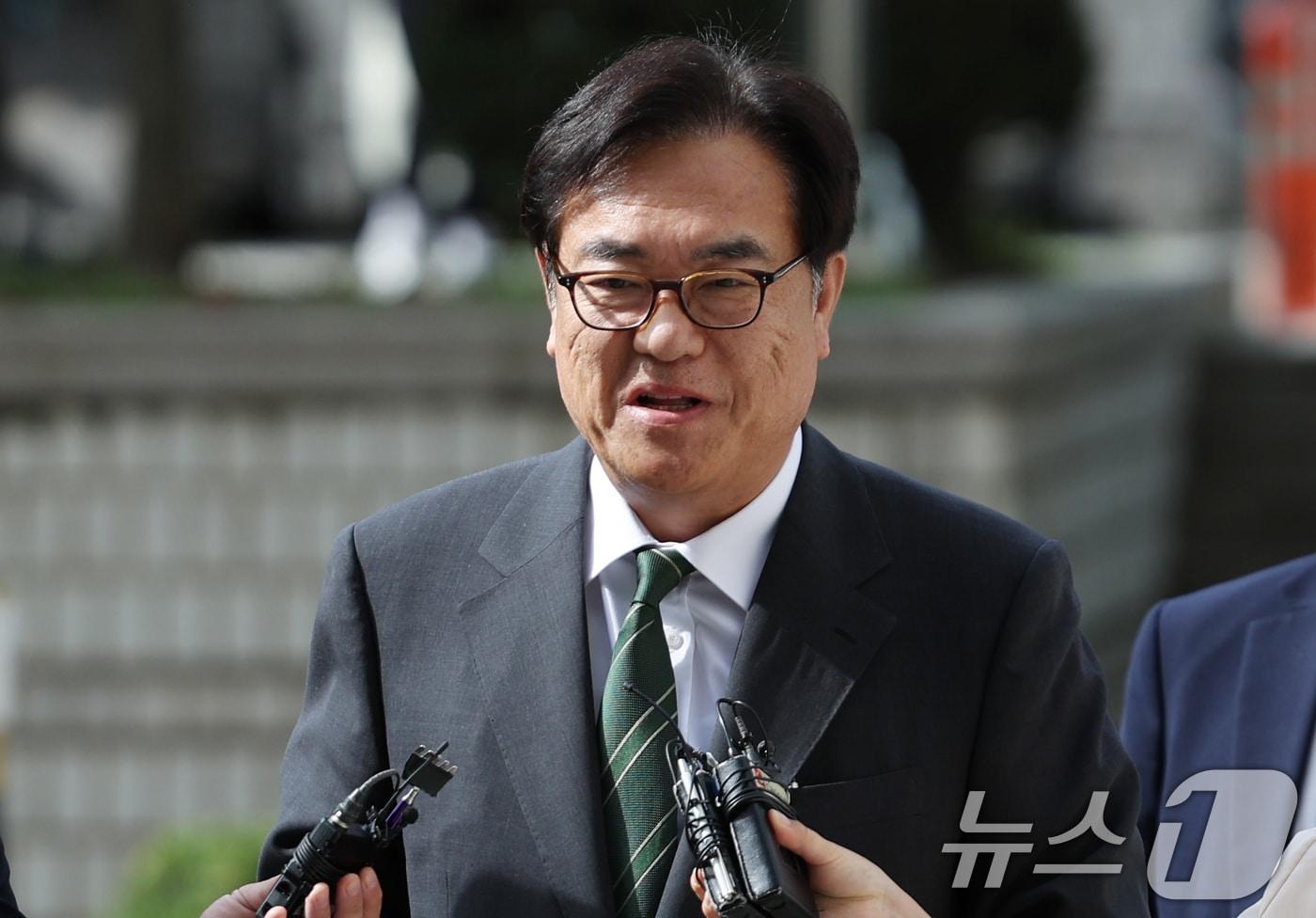 본문 이미지 - 정진석 대통령실 비서실장이 27일 오후 서울 서초구 서울중앙지방법원에서 고(故) 노무현 전 대통령에 대한 명예훼손 혐의로 열린 항소심 선고에 출석하고 있다. 2024.8.27/뉴스1 ⓒ News1 김명섭 기자