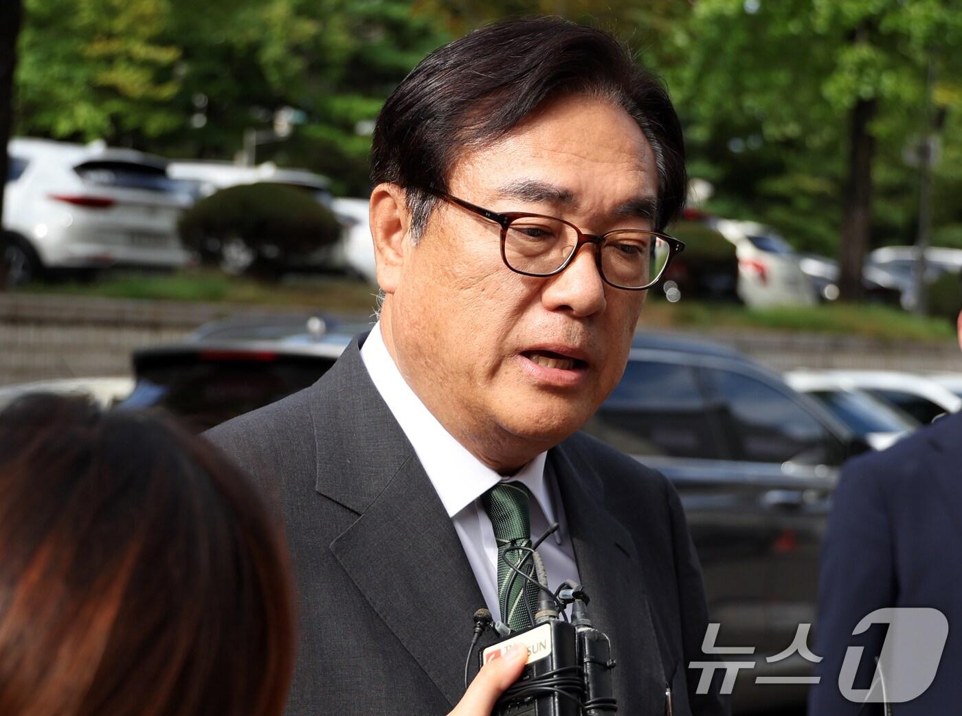 본문 이미지 - 정진석 대통령실 비서실장이 27일 오후 서울 서초구 서울중앙지방법원에서 고(故) 노무현 전 대통령에 대한 명예훼손 혐의로 열린 항소심 선고를 마치고 취재진의 질문에 답변하고 있다. 정 비서실장은 항소심에서 벌금 1200만원을 받았다. 2024.8.27/뉴스1 ⓒ News1 김명섭 기자