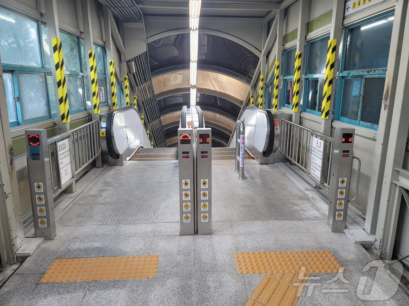 본문 이미지 - 노원역 환승통로, 교채된 에스컬레이터의 사진.(서올교통공사 제공) 