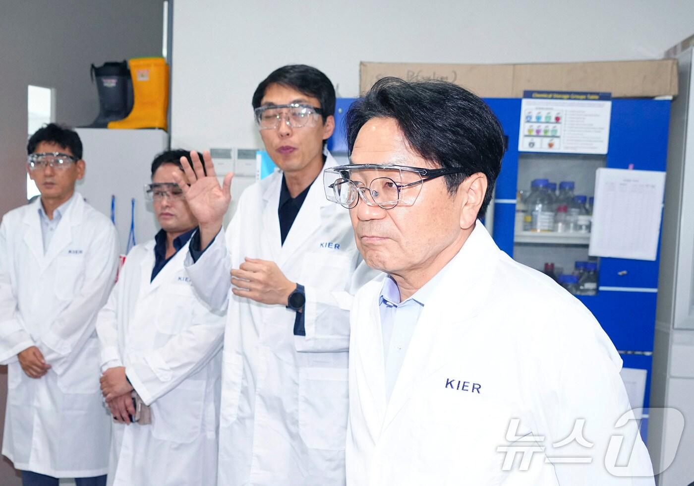 강기정 광주시장이 27일 오후 북구 한국에너지기술연구원 광주친환경에너지연구센터에서 열린 '배터리산업 현황과 발전방향 간담회' 참석에 앞서 센터 연구실 등을 둘러보고 있다.(광주시 제공)2024.8.27/뉴스1 