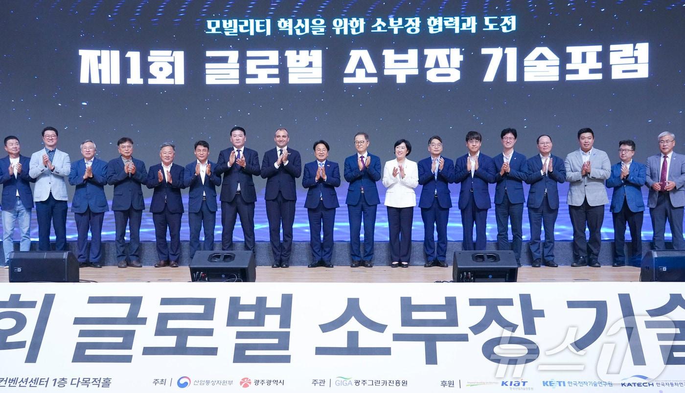 본문 이미지 - 강기정 광주시장이 27일 오후 서구 김대중컨벤션센터에서 열린 제1회 글로벌 소부장 기술포럼에 참석해 이승렬 산업부 산업정책실장, 신수정 광주시의회의장, 이찬영 한국산업기술진흥원 부원장 등 국내외 전문가 등과 기념촬영을 하고 있다.(광주시 제공)2024.8.27/뉴스1 