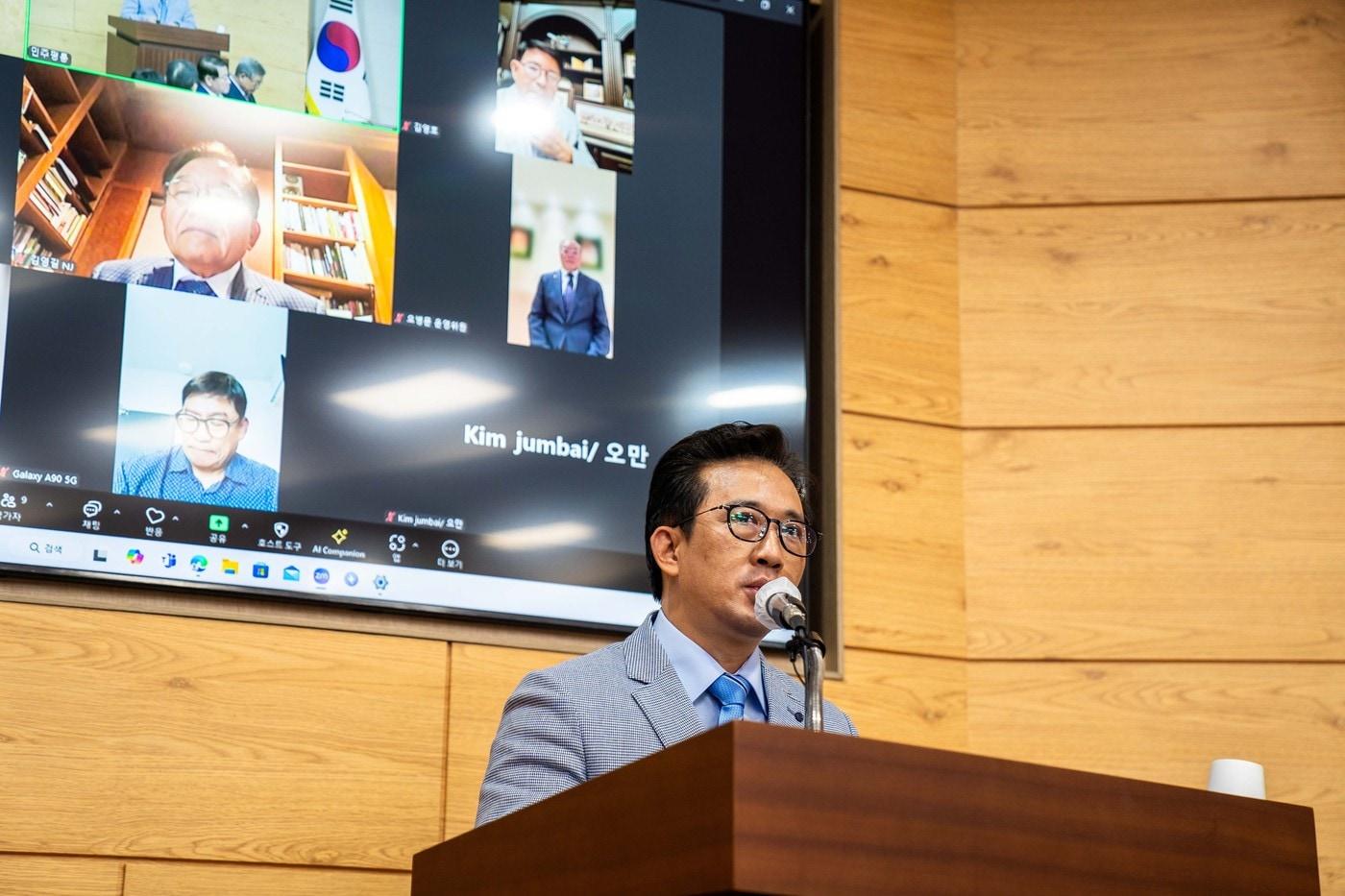 본문 이미지 - 27일 리일규 전 쿠바 주재 북한대사관 참사가 민주평화통일자문회의이 주최한 특별강연에서 북한의 대외관계와 주민들 인식변화를 진단했다. (민주평통 제공)