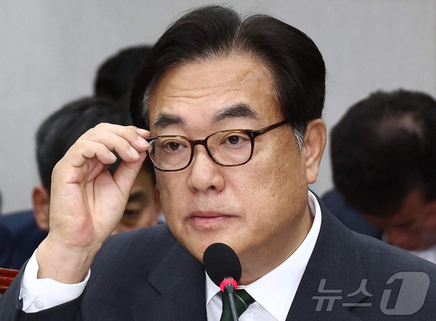 본문 이미지 - 정진석 대통령실 비서실장이 27일 오후 서울 여의도 국회에서 열린 운영위원회 전체회의에서 답변 도중 생각에 잠겨 있다. 2024.8.27/뉴스1 ⓒ News1 김민지 기자